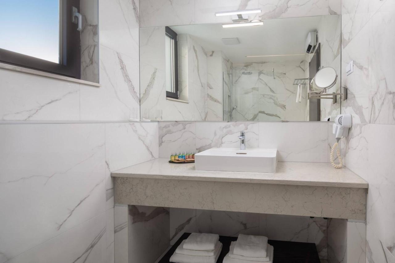 Ellure Luxury Suites สปลิท ภายนอก รูปภาพ
